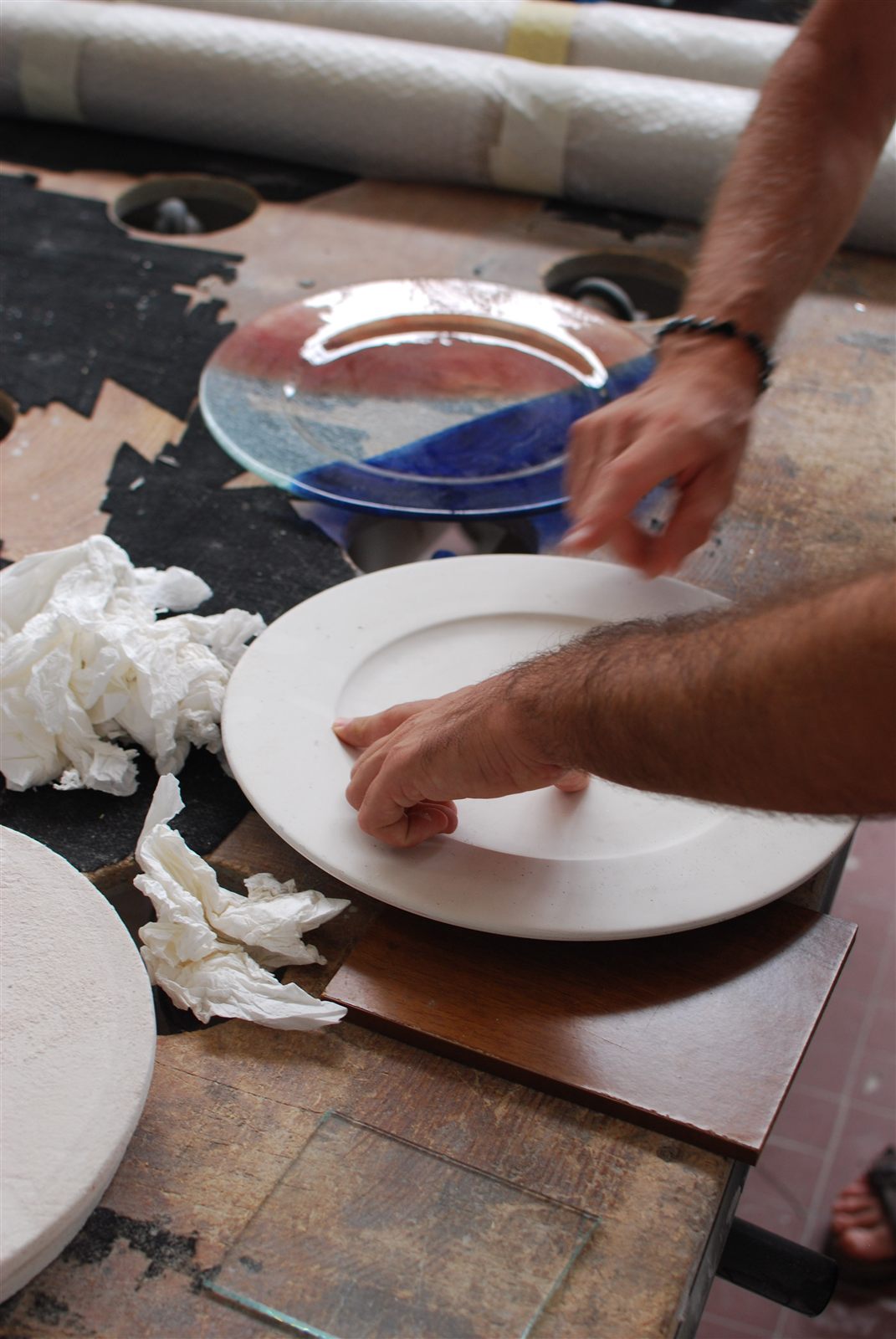 Le mani dell'artigiano su un piatto in lavorazione