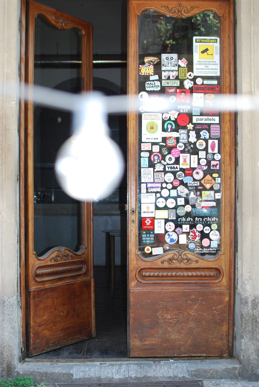 La porta d'ingresso di via Goito 15