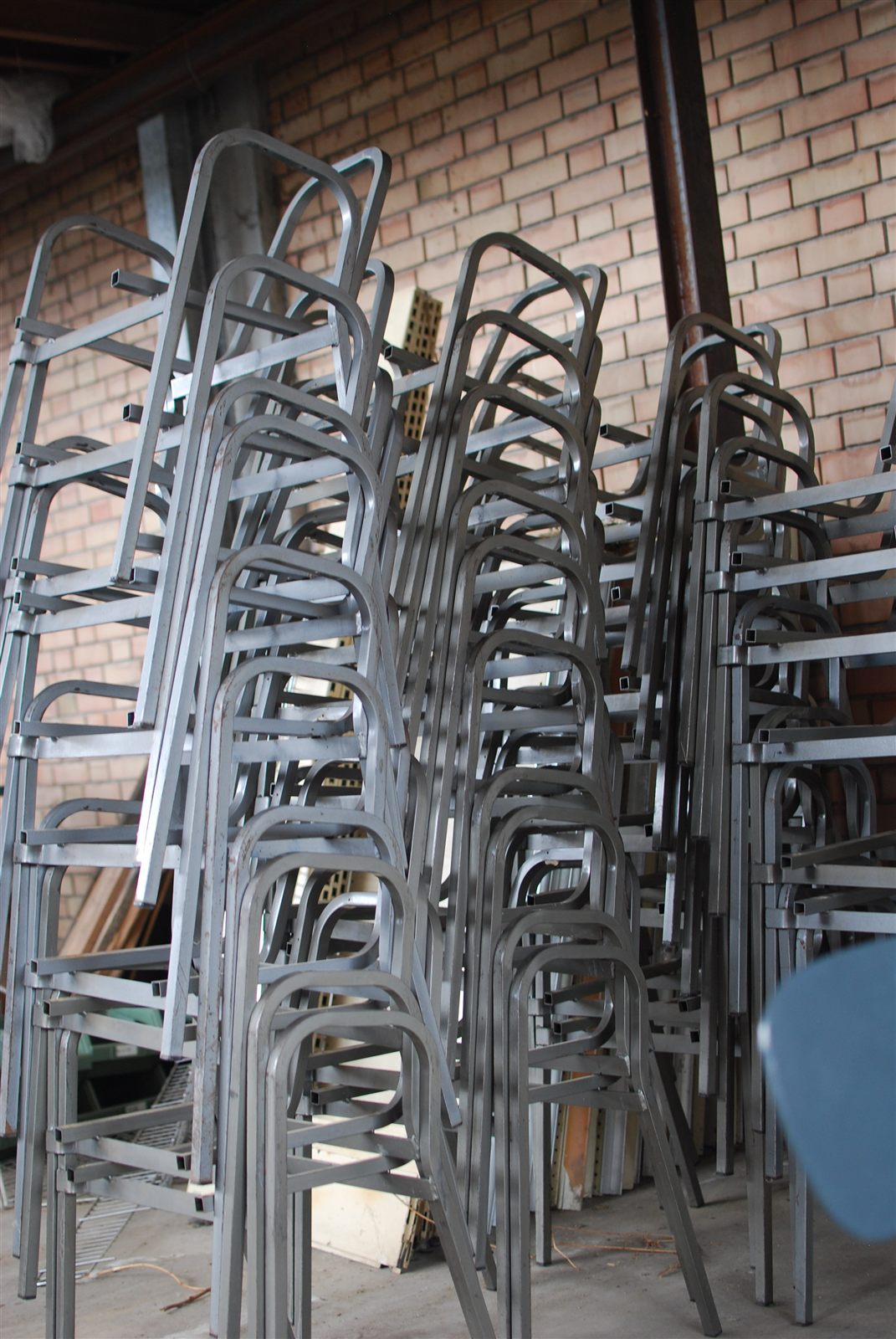 Telai di sedie accatastati nell'atelier di restauro