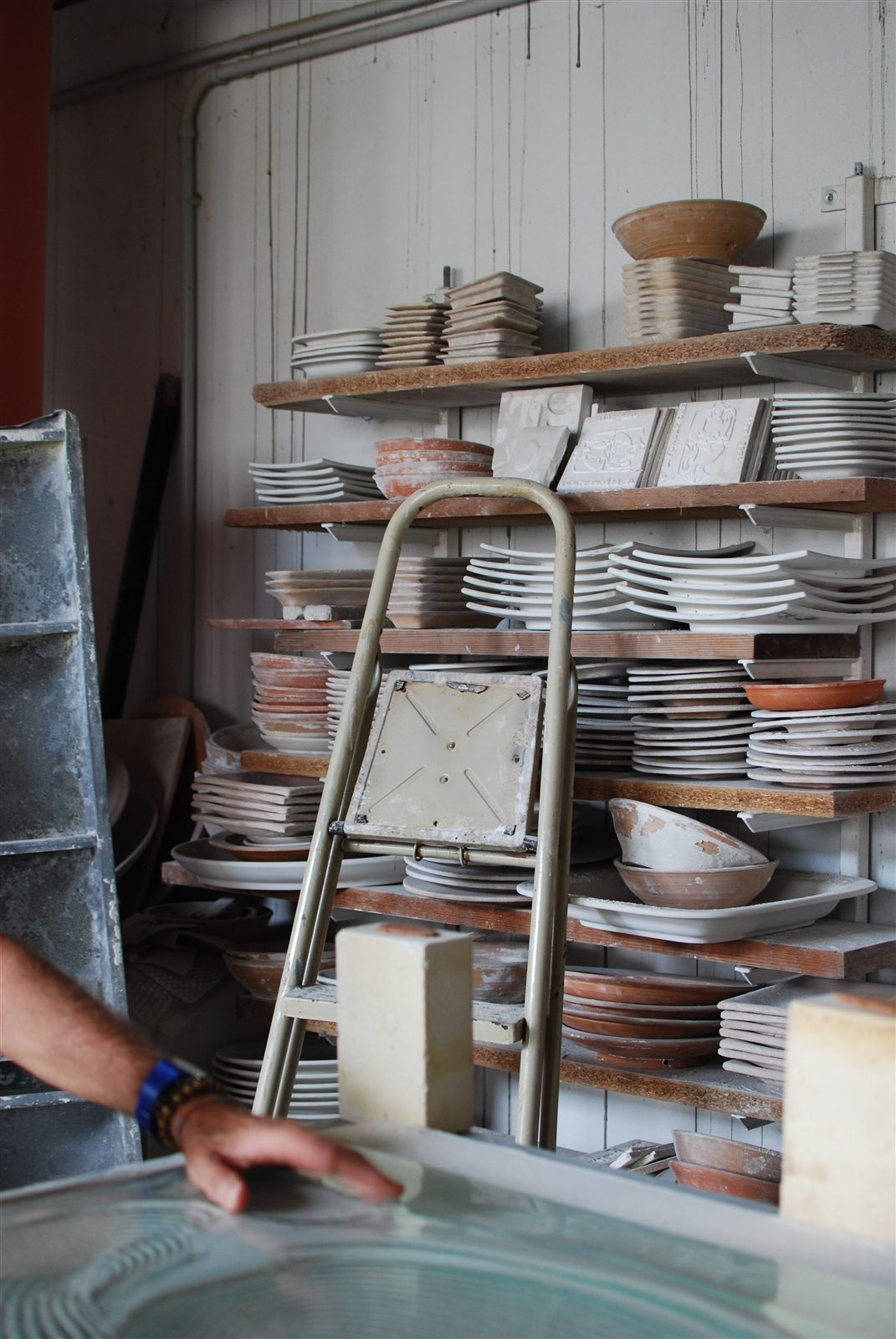 Stampi in gesso appesi nell'atelier di ceramica